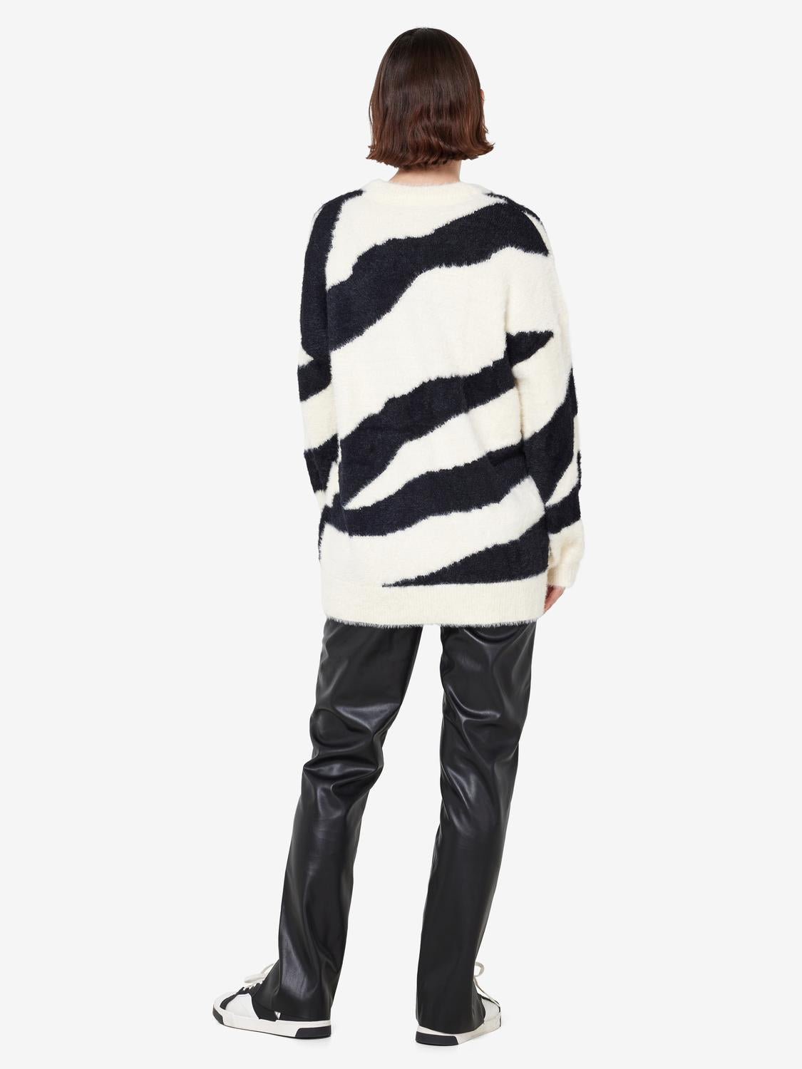 model_shot-front_full